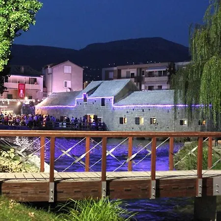 Linda Apartman Solin